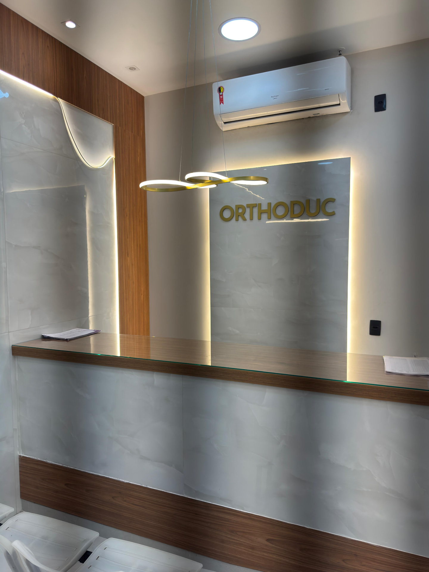 Recepção da Orthoduc Santa Cruz da Serra, com painel iluminado e marca Orthoduc