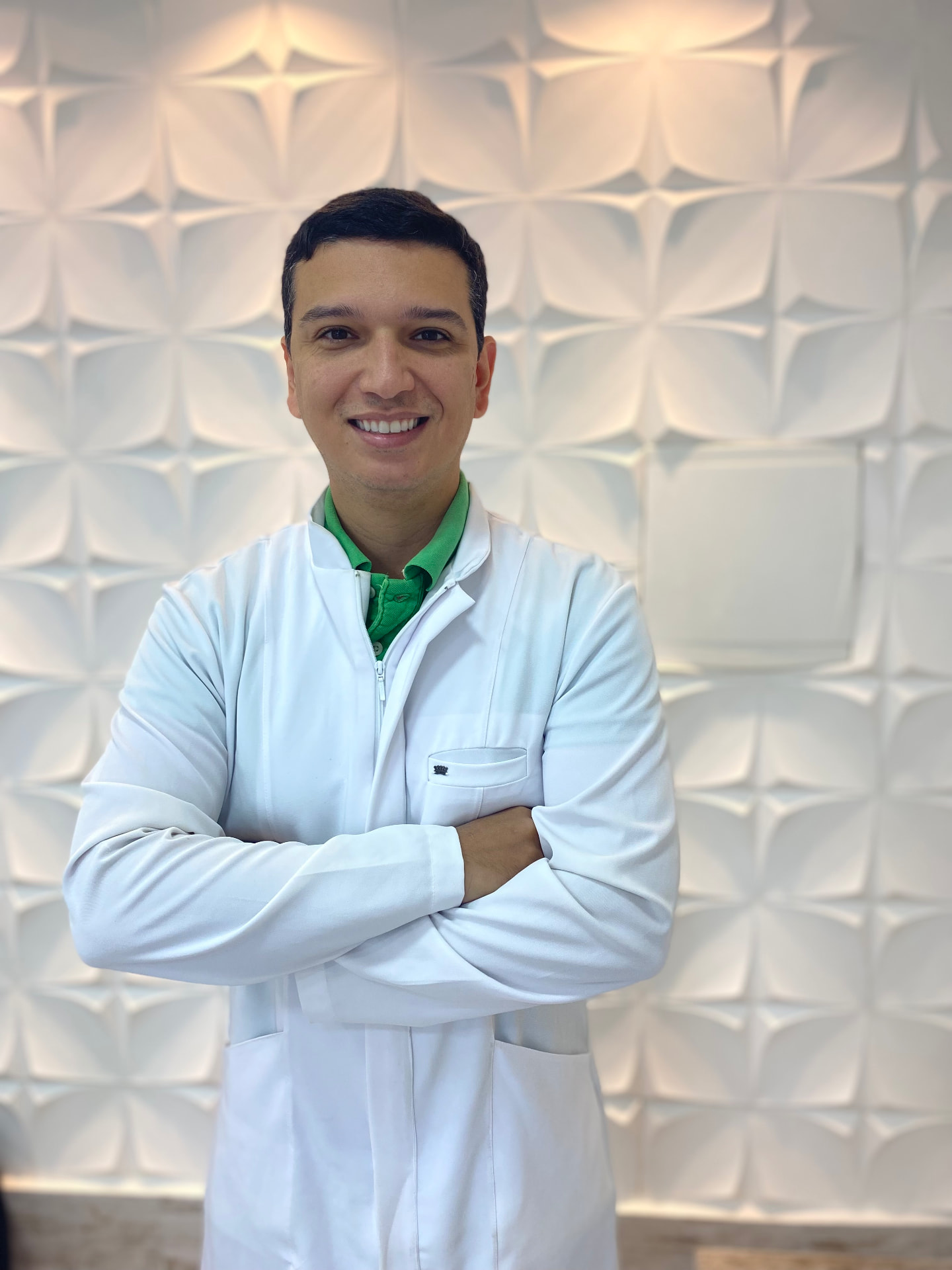 Dr. Guilherme Rangel, de jaleco, no consultório da Orthoduc